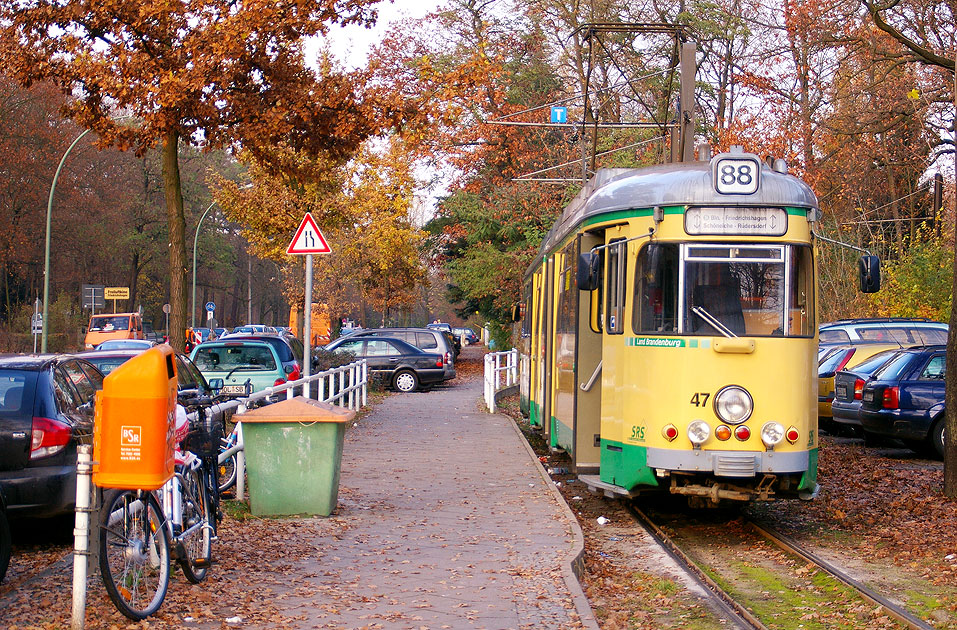Die Schöneiche Rüdersdorfer Straßenbahn an der Haltestelle Bahnof Friedrichshagen