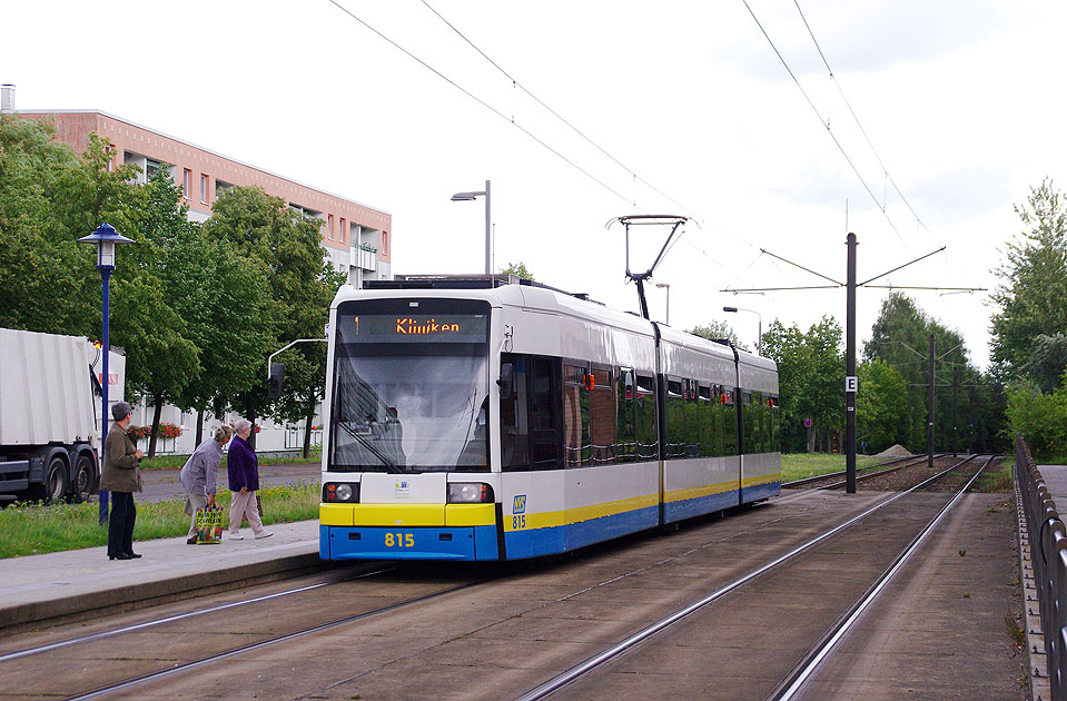 Die Straßenbahn in Schwerin an der Haltestelle Dreescher Markt