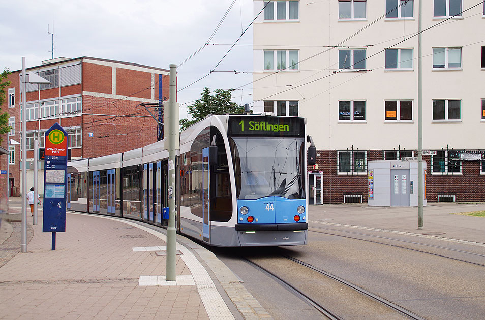 Die Straßenbahn in Ulm an der Haltestelle Willy-Brandt-Platz
