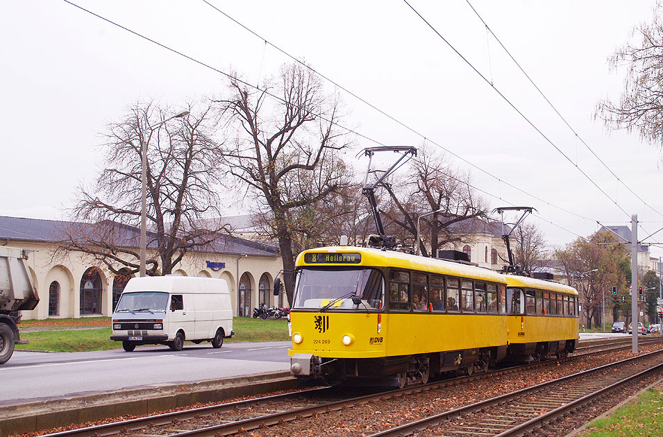 Tatra Straßenbahn in Dresden an der Haltestelle Heeresbäckerei in Dresden