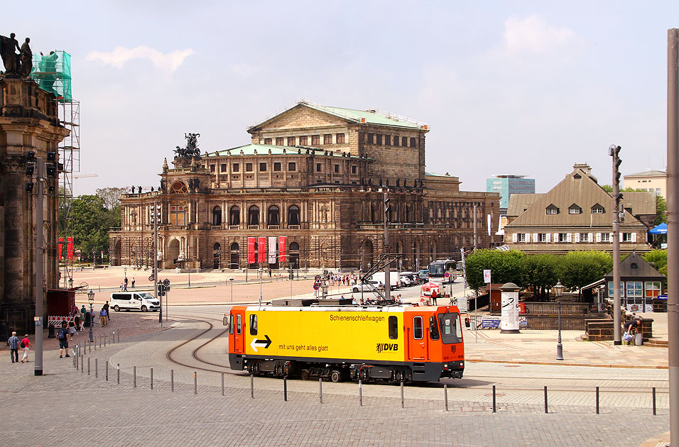 Ein DVB Arbeitswagen vor der Semperoper in Dresden