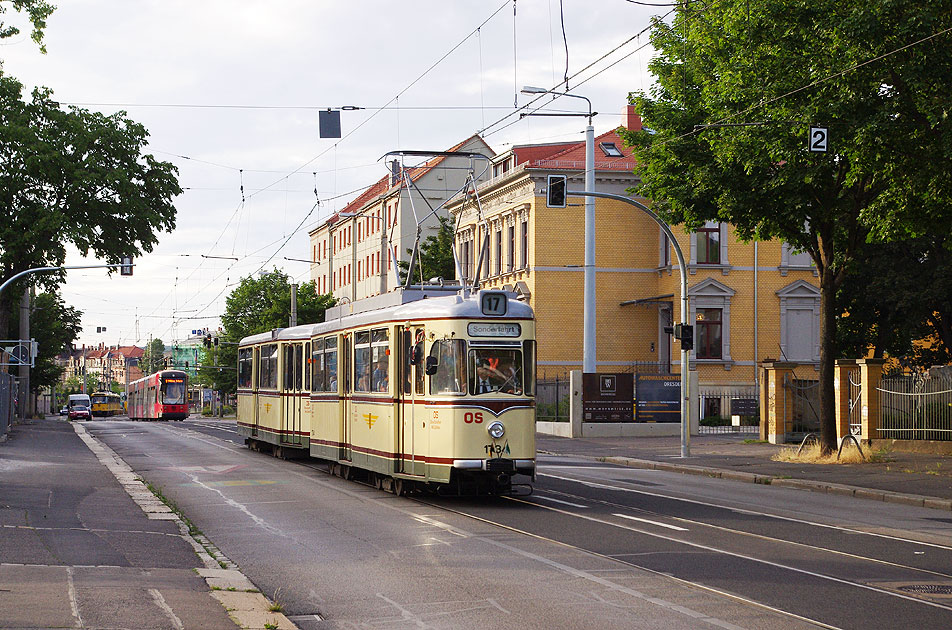 Die Straßenbahn in Dresden - Gotha Museumswagen an der Haltestelle Großenhainer Platz