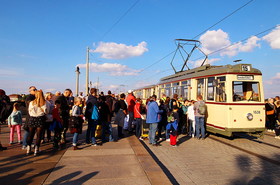 Der Lowa Wagen 1538 in Dresden auf der Augustusbrücke anlässlich 150 Jahre Straßenbahn in Dresden