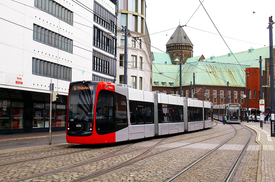 Die Straßenbahn in Bremen - eine Avenio Straßenbahn von Siemens an der Haltestelle Domsheide