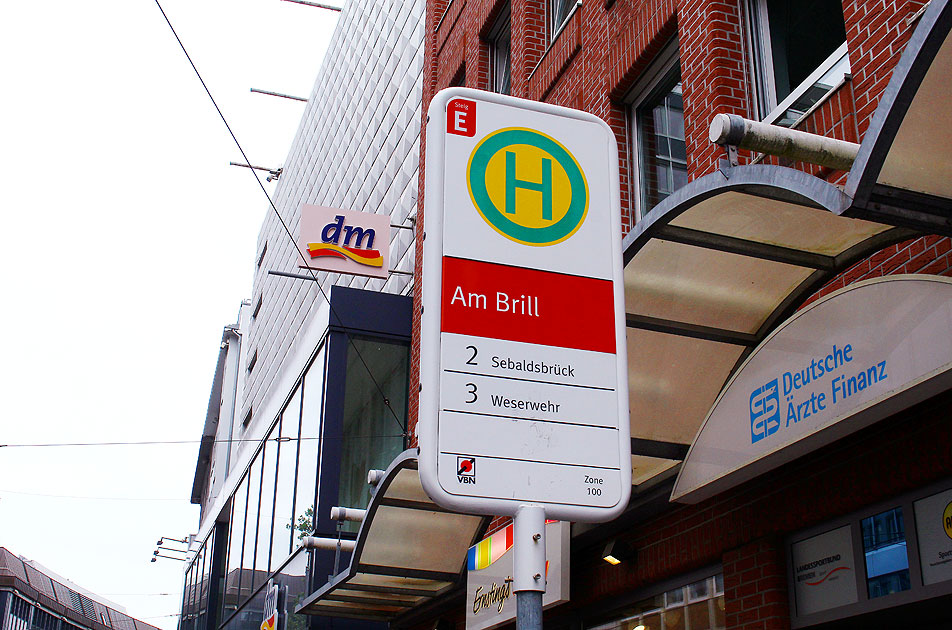 Ein Haltestellenschild der Straßenbahn in Bremen - Haltestelle Am Brill