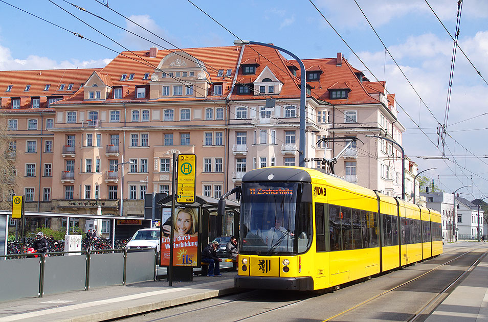 Ein NGTD12DD: Die Straßenbahn in Dresden - Haltestelle Bahnhof Neustadt
