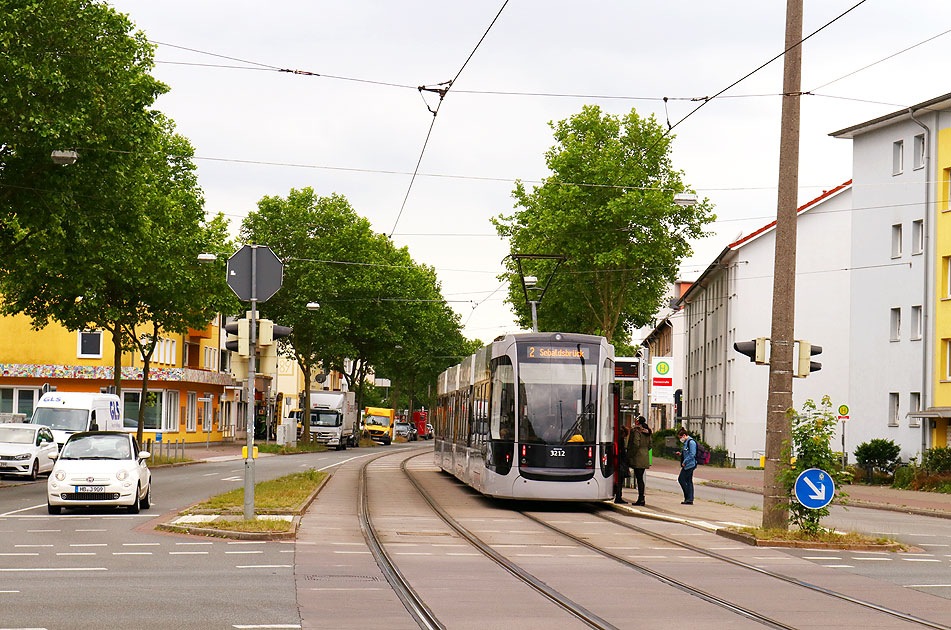 Die Straßenbahn in Bremen an der Haltestelle Hansestraße