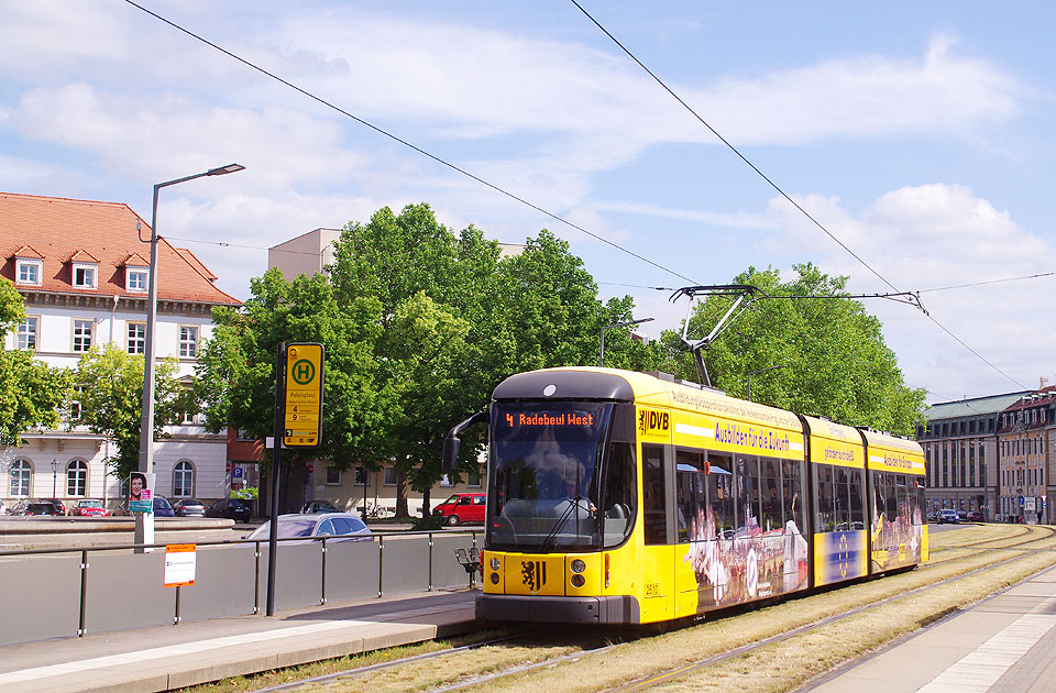 Die Haltestelle Palaisplatz der Straßenbahn in Dresden
