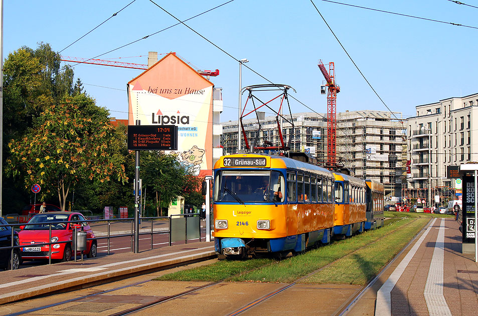 Die Straßenbahn in Leipzig an der Haltestelle Westplatz