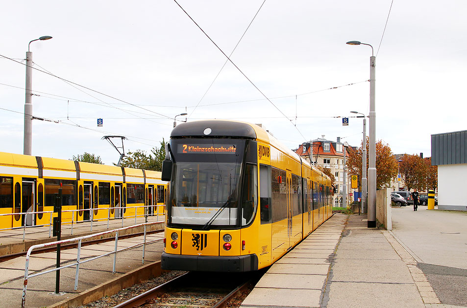 Die Straßenbahn in Dresden an der Haltestelle Wölfnitz
