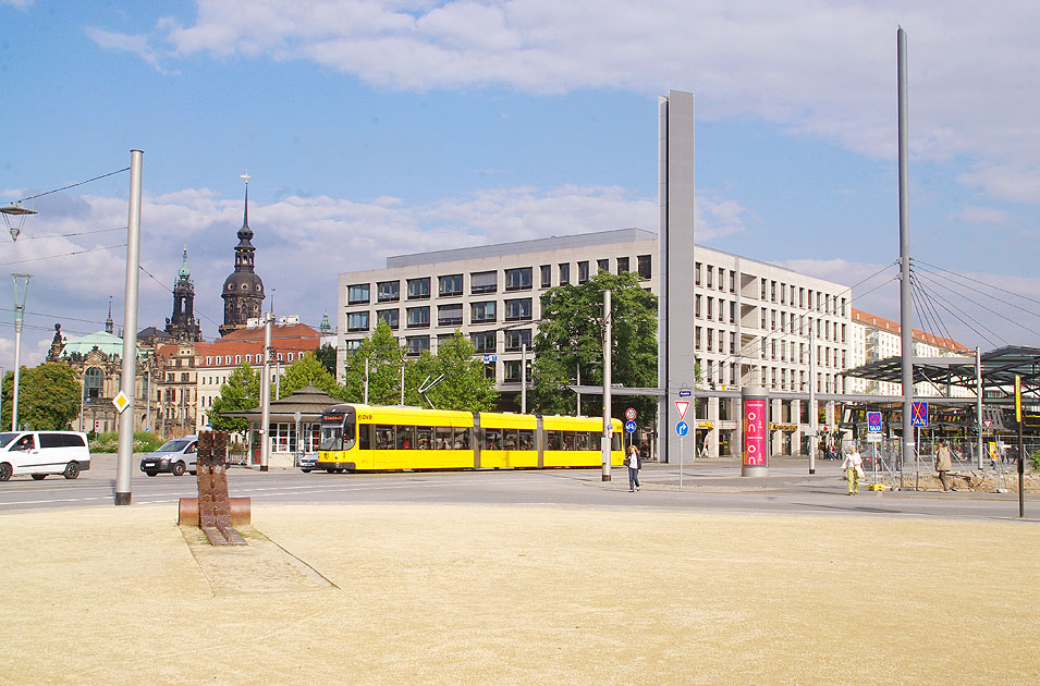 Die Straßenbahn in Dresden auf dem Postplatz mit der Panzerkette