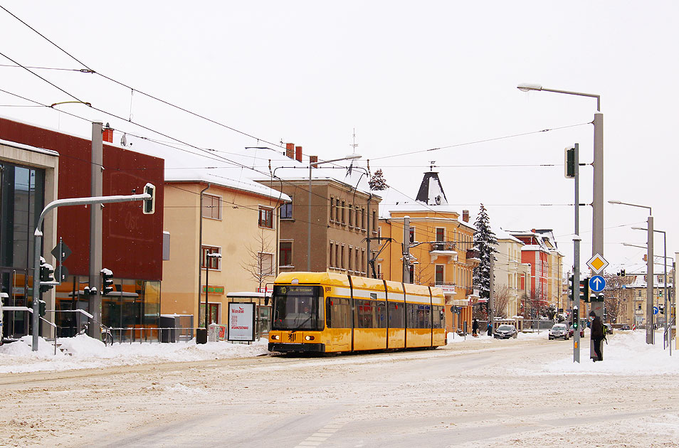Im Schnee die Straßenbahn in Dresden an der Haltestelle Altenberger Straße
