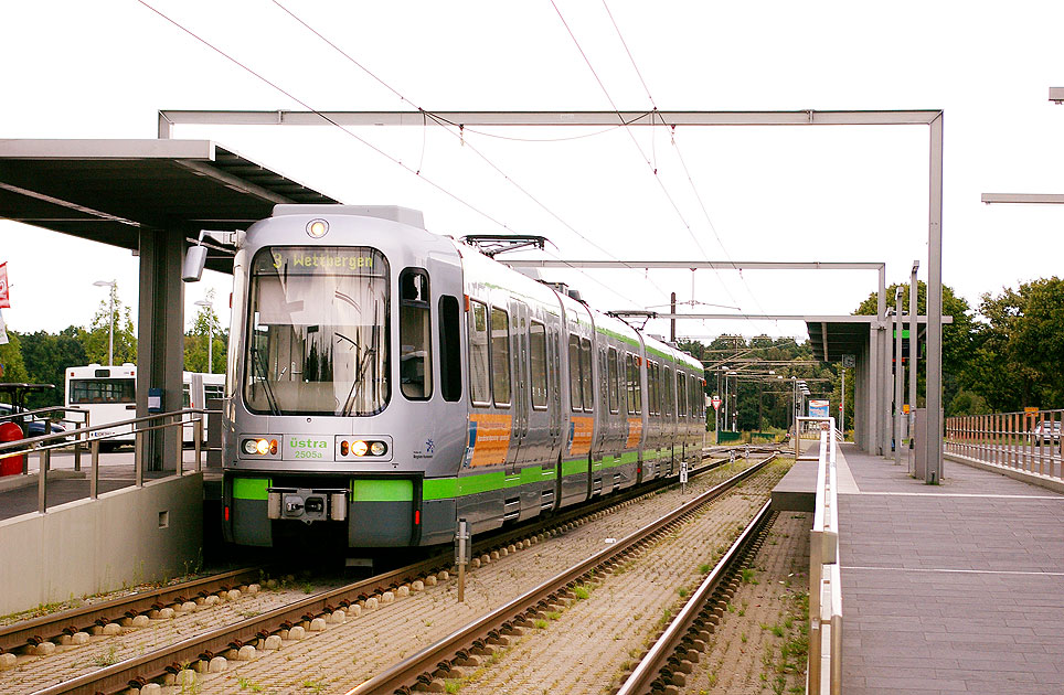 Die Stadtbahn / Straßenbahn in Hannover an der Haltestelle Altwarmbüchen