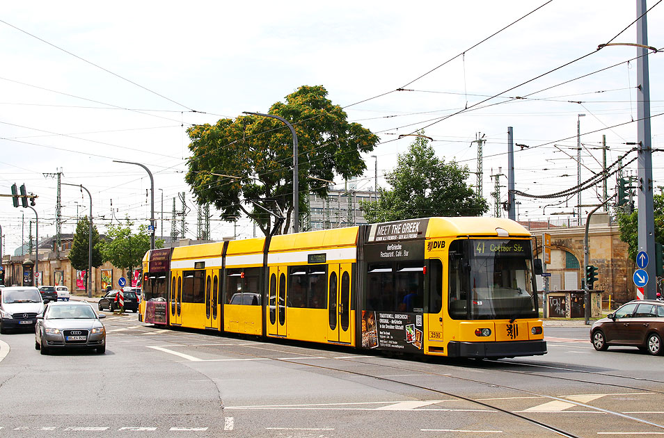 Die Straßenbahn in Dresden an der Haltestelle Bahnhof Neustadt