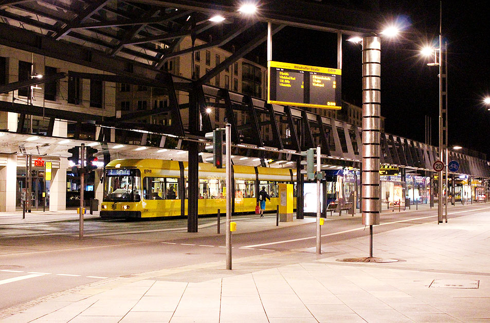 Die Haltestelle Postplatz der Straßenbahn in Dresden