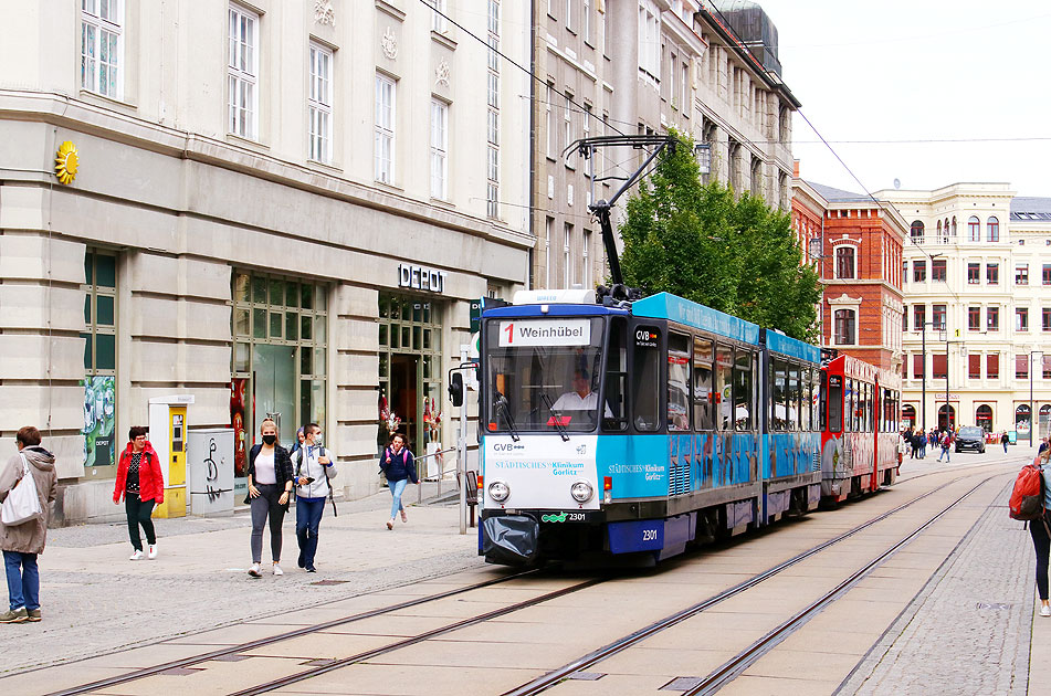 Die Straßenbahn in Görlitz an der Haltestelle Postplatz