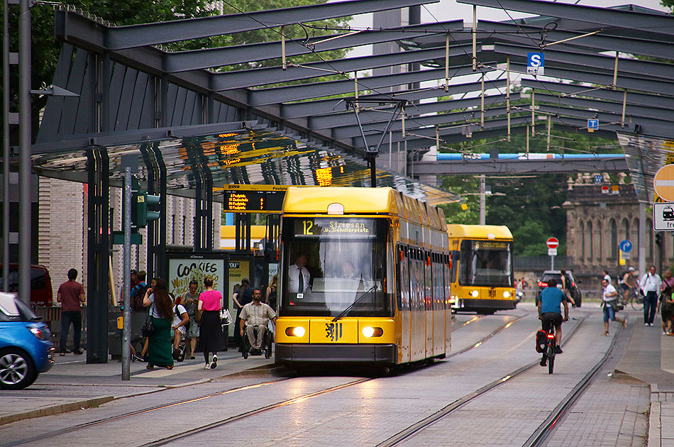 Die Straßenbahn in Dresden an der Haltestelle Postplatz
