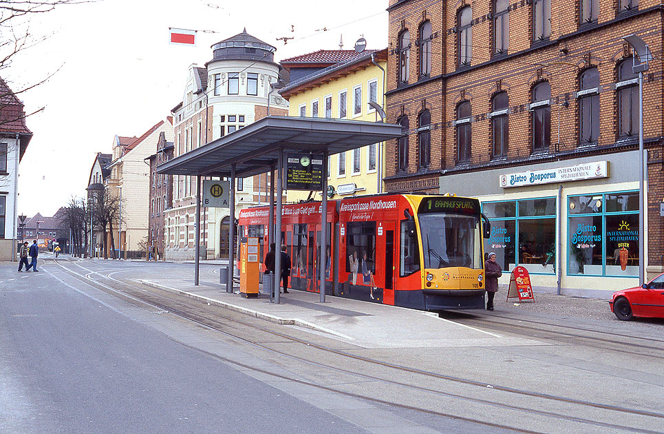 Die Straßenbahn in Nordhausen vor dem Bahnhof