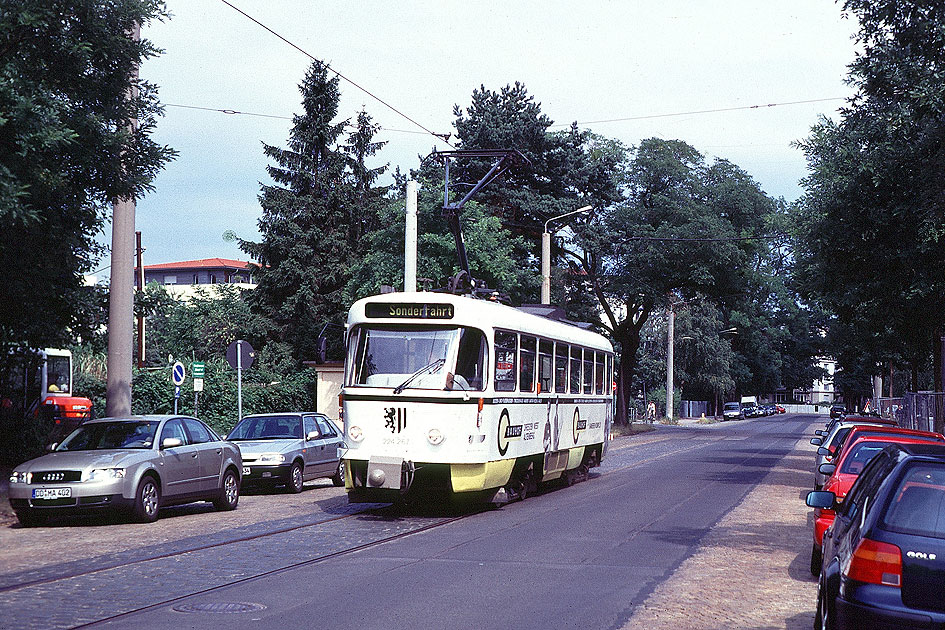 Die Straßenbahn in Dresden an der Haltestelle Pfotenhauerstraße