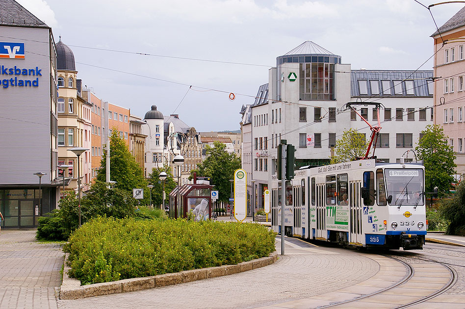 Die Straßenbahn in Plauen an der Haltestelle Albertplatz
