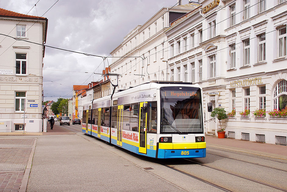 Die Straßenbahn in Schwerin an der Haltestelle Hauptbahnhof
