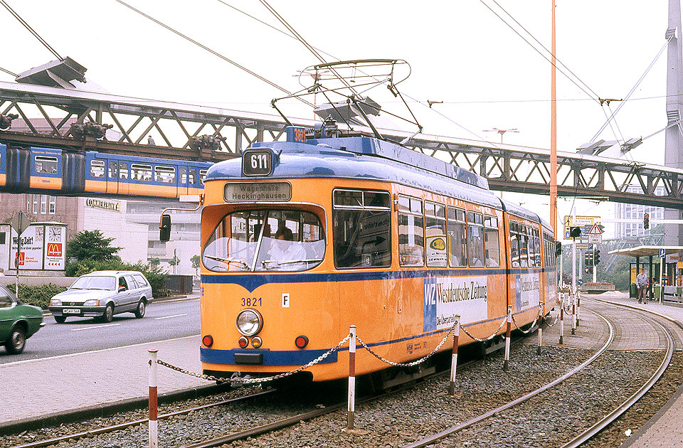 Die Straßenbahn in Wuppertal an der Haltestelle Alter Markt
