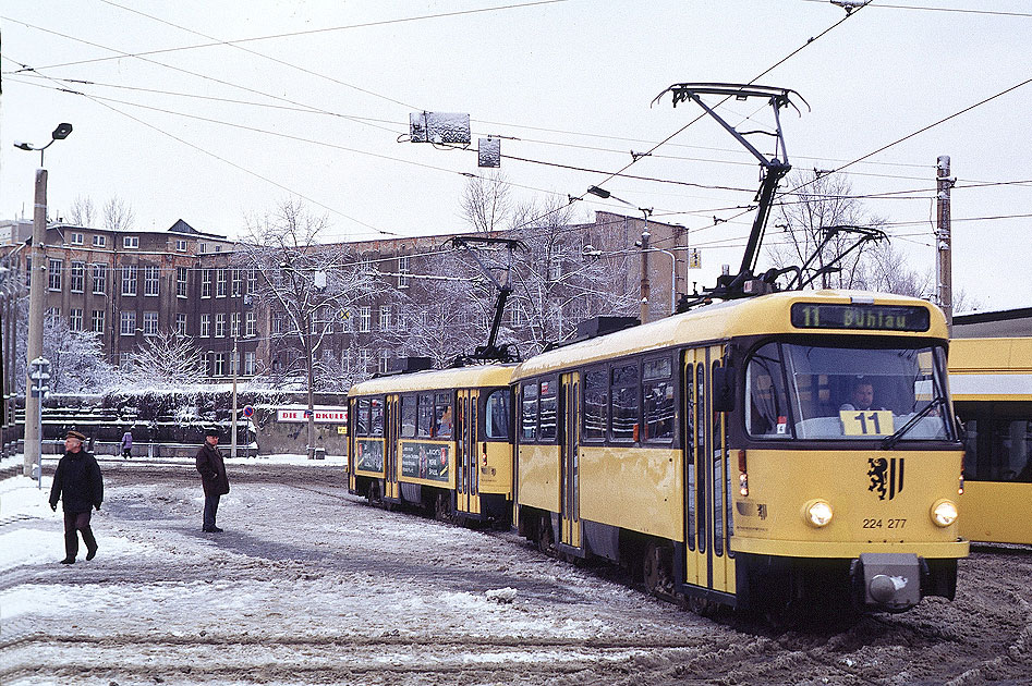 Tatra Straßenbahn in Dresden an der Haltestelle Postplatz
