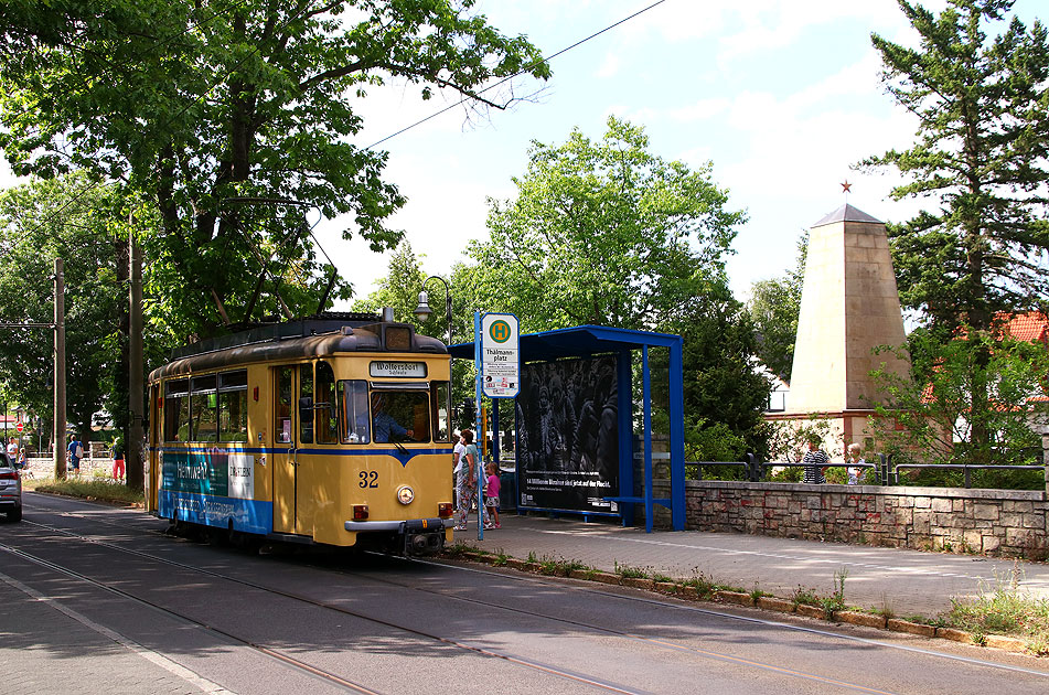 Die Straßenbahn in Woltersdorf mit dem Sowjetischen Ehrenmal