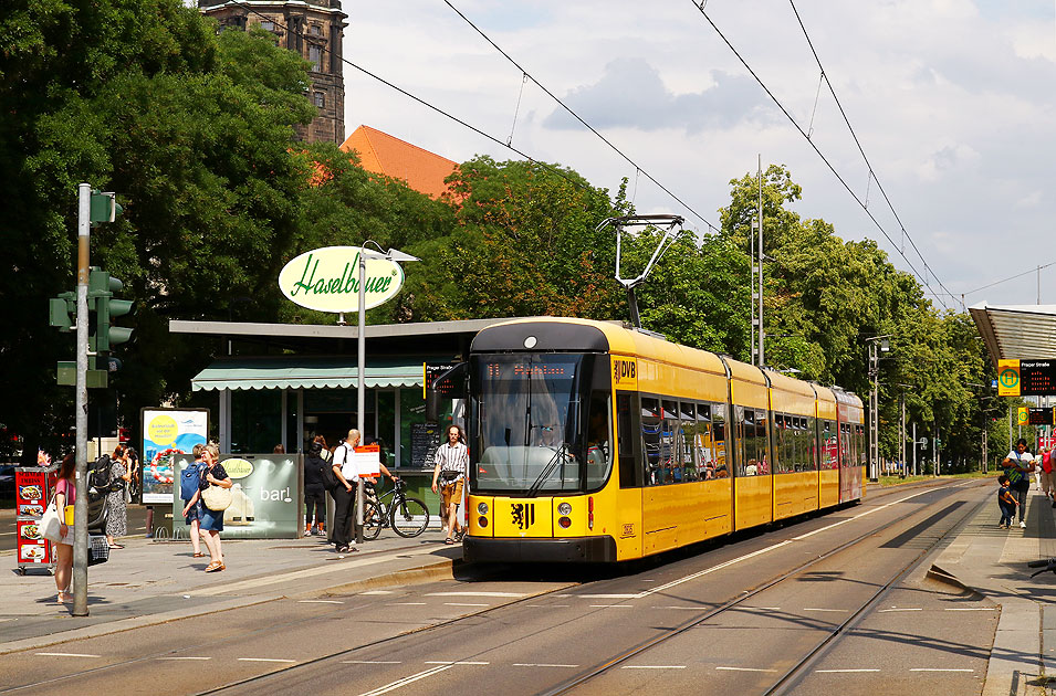 Die Straßenbahn in Dresden an der Haltestelle Prager Straße