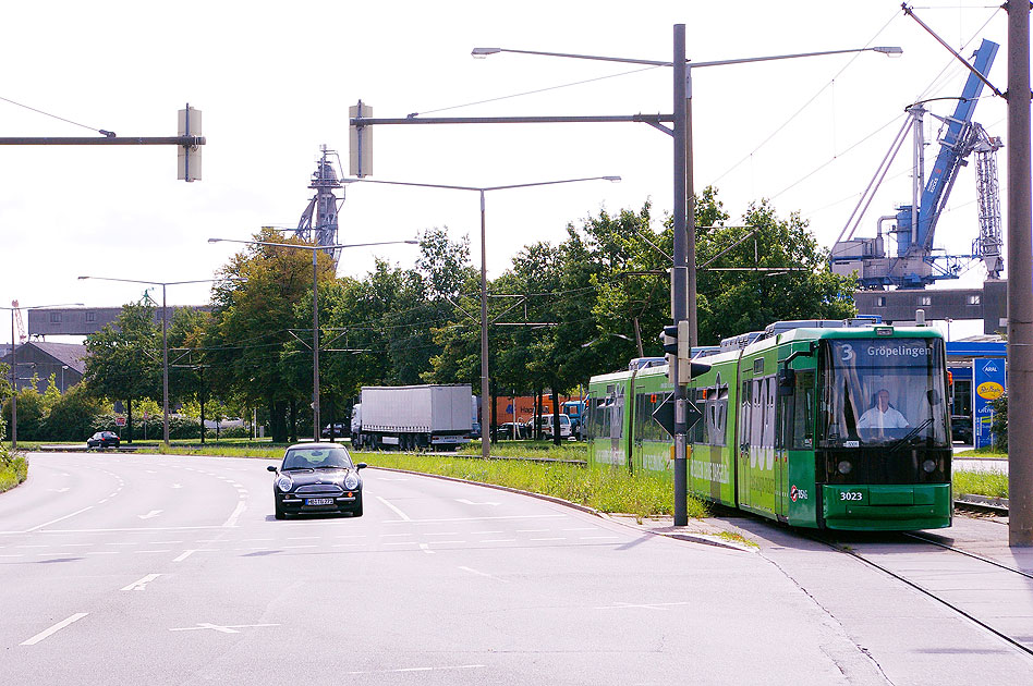 Die Straßenbahn in Bremen an der Haltestelle Use Akschen