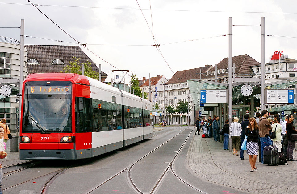 Die Straßenbahn in Bremen an der Haltestelle Hauptbahnhof