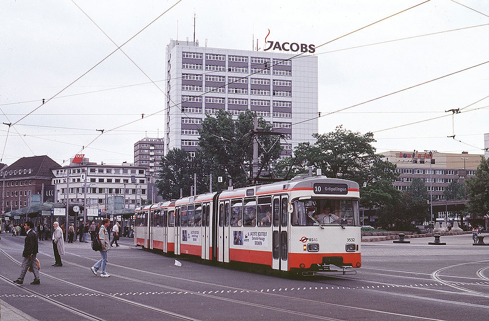 Die Bremer Straßenbahn an der Haltestelle Hauptbahnhof
