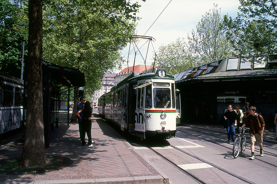 Die Straßenbahn in Augsburg an der Haltestelle Königsplatz