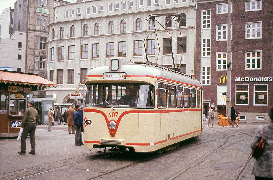 Die Haltestelle Domsheide der Straßenbahn in Bremen mit einem GT4c der BSAG