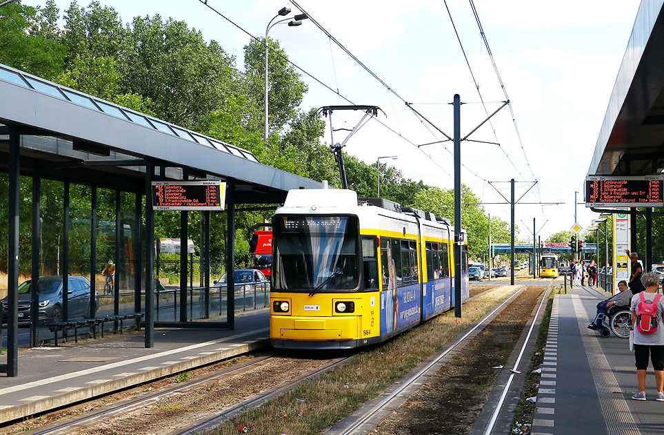 Die Straßenbahn in Berlin an der Haltestelle Bahnhof U-Bahn Tierpark
