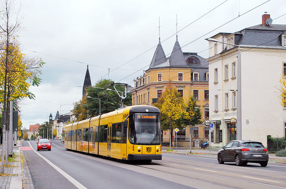 Die Straßenbahn in Dresden zwischen den Haltestellen Gottleubaer Straße und Altenberger Straße