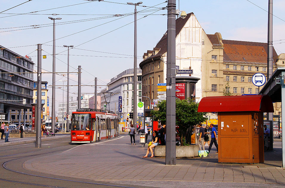 Die Straßenbahn in Nürnberg an der Haltestelle Hauptbahnhof