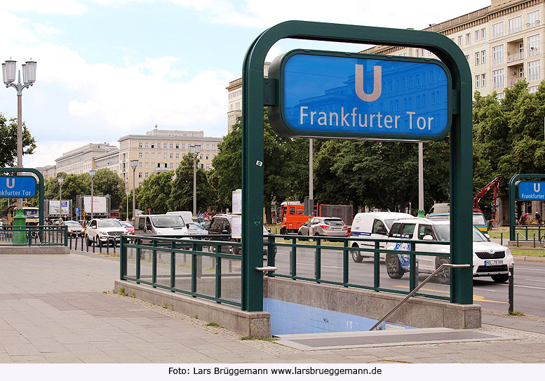 Die U-Bahn-Haltestelle Frankfurter Tor in Berlin mit Umstieg zur Straßenbahn