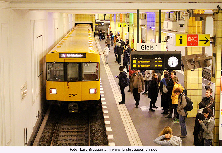 Die U-Bahn Haltestelle Friedrichstraße in Berlin mit dem BVG 2767 als U6 nach Alt-Mariendorf