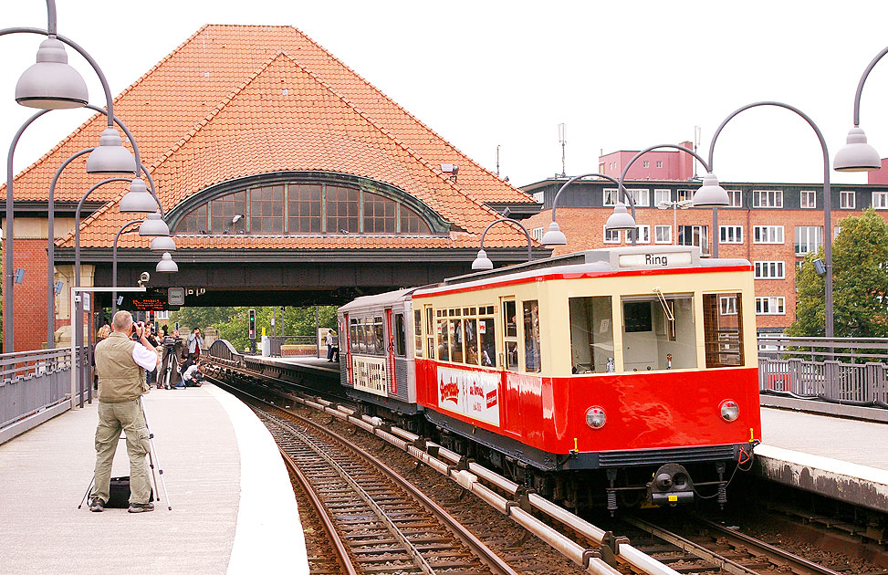 Die U-Bahn-Haltestelle Mundsburg der Hamburger Hochbahn mit den Museumswagen vom Typ TU 1 und TU 2