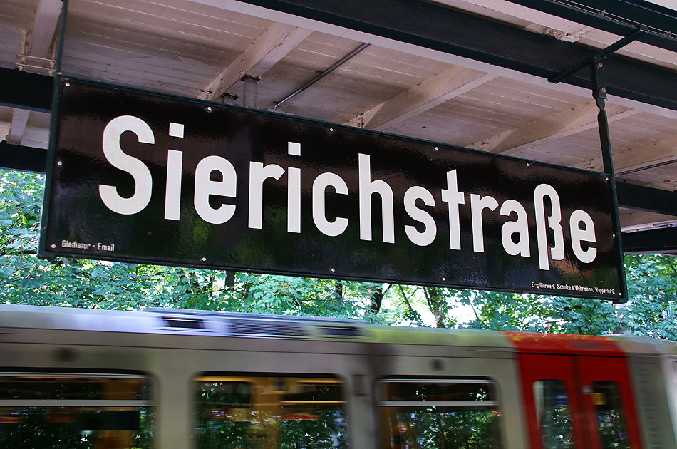 Ein Bahnhofsschild im Bahnhof Sierichstraße - eine Haltestelle der Hamburger Hochbahn
