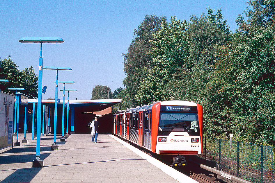 Ein Hochbahn DT3 in der Haltestelle Ochsenzoll - Bahnhof Ochsenzoll