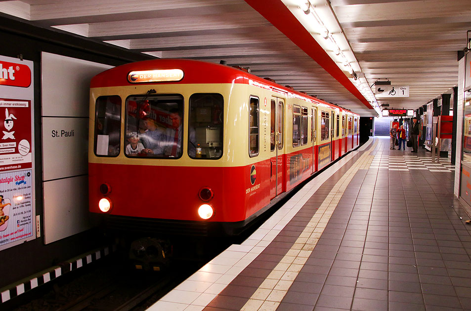 Der Hanseat der Hamburger Hochbahn im Bahnhof St. Pauli