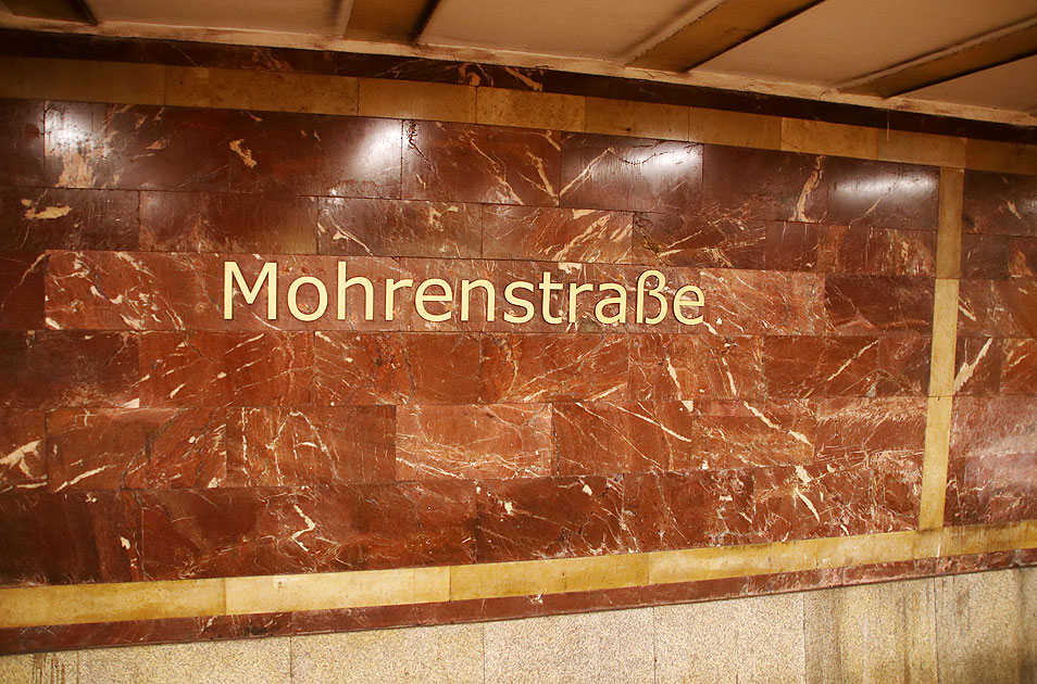 Ein Haltestellenschild vom Bahnhof Mohrenstraße der BVG in Berlin
