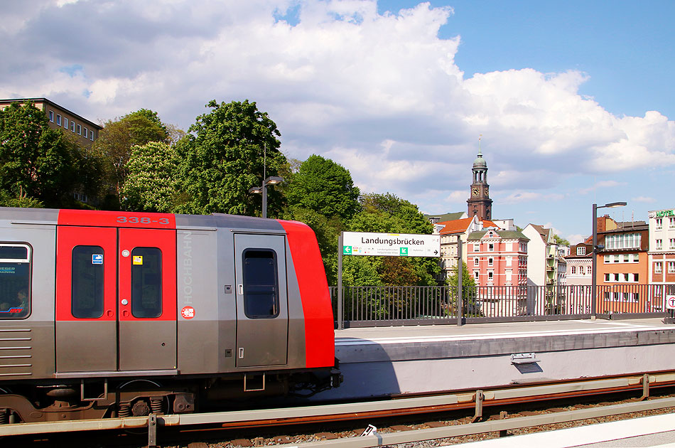 Ein Hochbahn DT5 im Bahnhof Landungsbrücken
