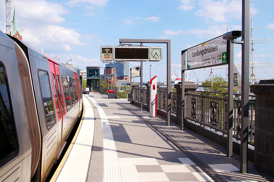 Der Bahnhof Landungsbrücken mit Aufzug - eine Haltestelle der Hamburger Hochbhan