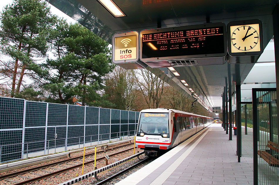 Eine U-Bahn in der neuen Haltestelle Oldenfelde in Hamburg