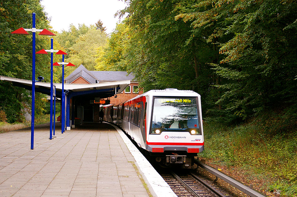 Ein DT4 der Hamburger Hochbahn in der U-Bahn Haltestelle Kiekut