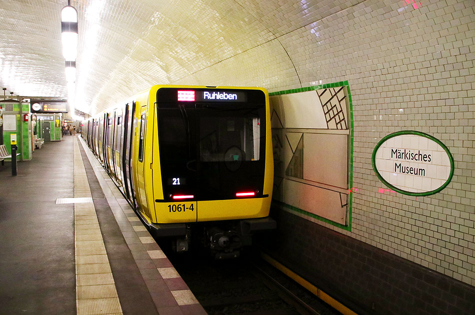Eine U-Bahn in der Haltestelle Märkisches Museum