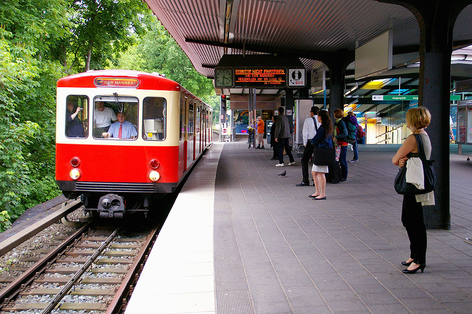 Der DT 1 - Hanseat der Hamburger Hochbahn im Bahnhof Ohlsdorf